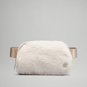 Lululemon Everywhere Belt Bag Fleece in Natural Ivory 1L
